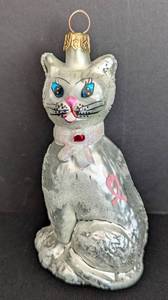 lot 234 image: Christopher Radko Felinas Heart Cat Ornament
