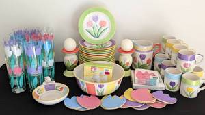 lot 359 image: Springtime Easter Tulip Servingware