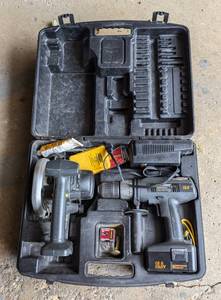 lot 375 image: Craftsman Circular Saw and Drill Set