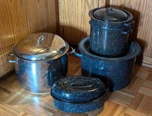 lot 418 image: Assorted Roasting Pan and Stock Pots