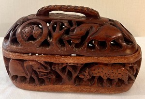 lot 78 image: Vintage African Wood Bread or Fruit Lidded Box Hand Carved