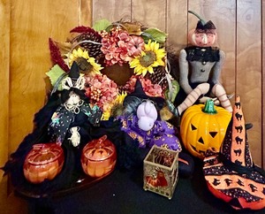 lot 140 image: Wonderful Holiday  Halloween Decor