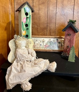 lot 142 image: Pretty Home Decor Including Decorative Bird Houses and More