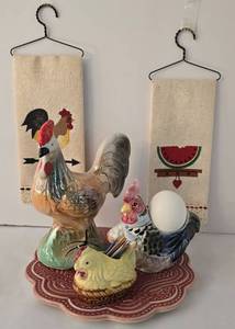 lot 51 image: Fun Rooster Decor