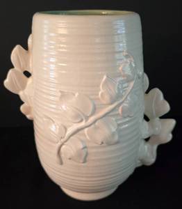 lot 53 image: Vintage Red Wing Trailing Ivy Vase