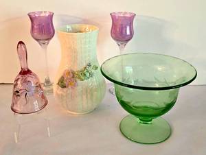 lot 63 image: Pretty Glass Decorative Offering