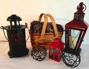 lot 68 image: Festive Home Decor Grouping