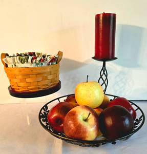 lot 73 image: Homey Decorative Set