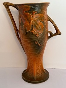 lot 1 image: Vintage Roseville Pottery Bushberry Handled Vase