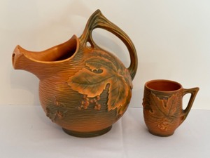 lot 7 image: Vintage Roseville Pottery Cider Bushberry Pitcher 1325 and Mug