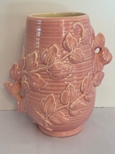 lot 12 image: Vintage Pink Red Wing 1162 Pottery Vase