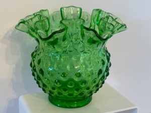lot 34 image: Fenton Vintage Emerald Green Glass Hobnail Ruffled Edge 5 Vase