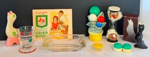 lot 84 image: Variety of Vintage Kitchen Items including Vintage Pottery Measuring Spoon Holder and a Glass Green Stamps Ashtray