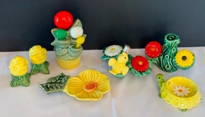 lot 87 image: Vintage Whimsical Things for the Kitchen Including a Vintage Pottery Measuring Spoon Holder
