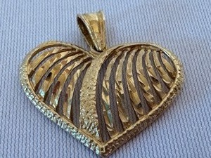 lot 19 image: 14k Gold Heart Pendant