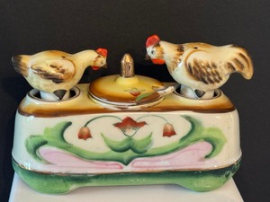lot 104 image: Vintage Occupied Japan Porcelain Bobbing Chicken Salt & Pepper Shaker Condiment