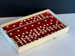lot 22 image: Vintage Catalin Dominoes by Cardinal