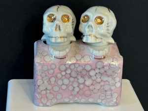 lot 100 image: Nodder Skull Salt and Pepper Shaker Set