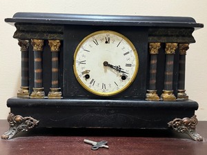 lot 9 image: Vintage Mantle Clock