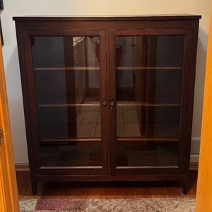 lot 8 image: Vintage Wooden Double Door Display Cabinet