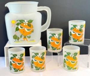 lot 90 image: Vintage 1950s Hazel Atlas Glazed Glass Pitcher and Glass Set  Vintage 1950 Hazel Atlas Square Glass Pitcher