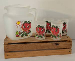 lot 122 image: Hazel Atlas Anthropomorphic Frosted Juice Set & Vintage Crate