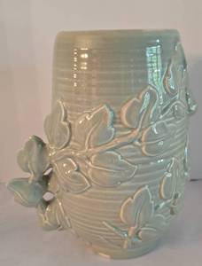 lot 137 image: Lovely Red Wing Trailing Vine Vase
