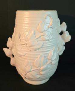 lot 140 image: Pretty Red Wing Trailing Ivy Vase