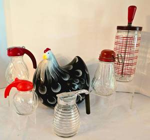 lot 151 image: Fun Vintage Chicken Decor and Kitchen Gadgets