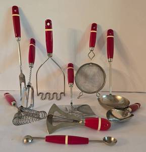 lot 158 image: Pristine Set of Vintage Kitchen Utensils