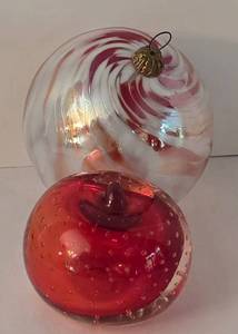 lot 167 image: Stunning Lefton Apple & Swirled Glass Ornament
