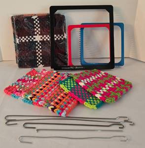 lot 174 image: Potholder Pro Loom Set, Plus Finished Product