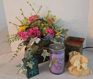 lot 175 image: Homey Decorative Accents
