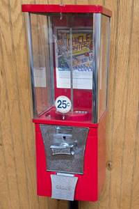 lot 185 image: Fun Vintage Gumball Machine