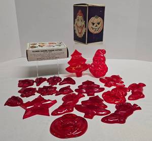 lot 210 image: Whimsical Aunt Chicks Cookie Cutter Sets