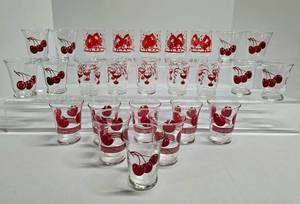 lot 195A image: Huge Vintage Selection of Rooster-Motif Juice Glasses
