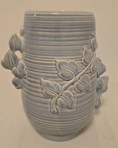 lot 242 image: Beautiful Red Wing Trailing Ivy Vase plus Faux Floral Bouquet