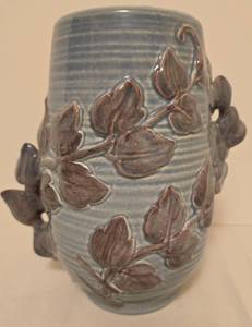 lot 247 image: Vintage Pretty Red Wing Trailing Ivy Vase