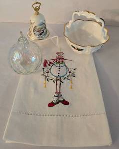 lot 285 image: Sweet Holiday Grouping