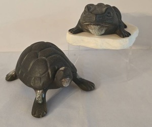 lot 286 image: Maigon Daga Toad & Turtle Sculpture Pair