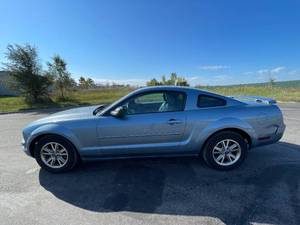lot 17D image: 2005 Ford Mustang V6 Deluxe