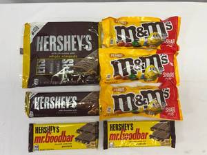 KK. 6 Full Size Hersheys & 1 King Size, 2x Mr. Goodbar & Peanut M&MS(share size)