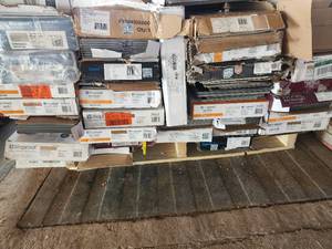 Mixed pallet 40 boxes vinyl flooring