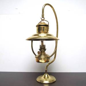 lot 17 image: Very Nice Vintage Brass Hanging Oil Lamp