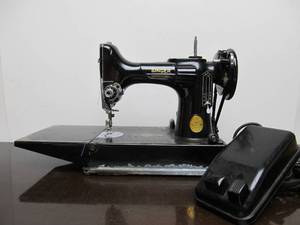 lot 26 image: Nice Vintage SINGER Featherweight Sewing Machine