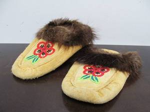 lot 84 image: Hand Made Vintage Native American Beaded Moccasins 