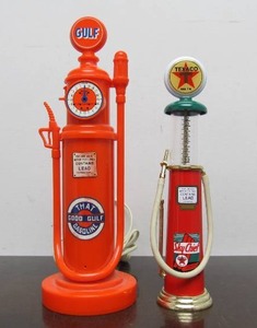 lot 88 image: Diecast Gas Pump & Vintage GULF Gas Pump Telephone