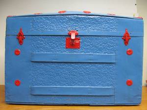 lot 129 image: Blue Painted Antique Dome Top Trunk wBrand New Handmade Cedar Tray