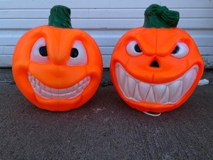 lot 42 image: 2 Different Double-Sided Halloween Jack-O-Lantern Blowmold Lawn Decorations