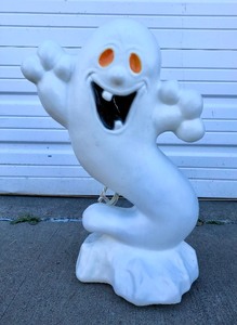 lot 46 image: Vintage Lighted Spooky Ghost Halloween Blowmold Lawn Decoration